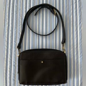 Elevate Nomad Leather Crossbody in Black